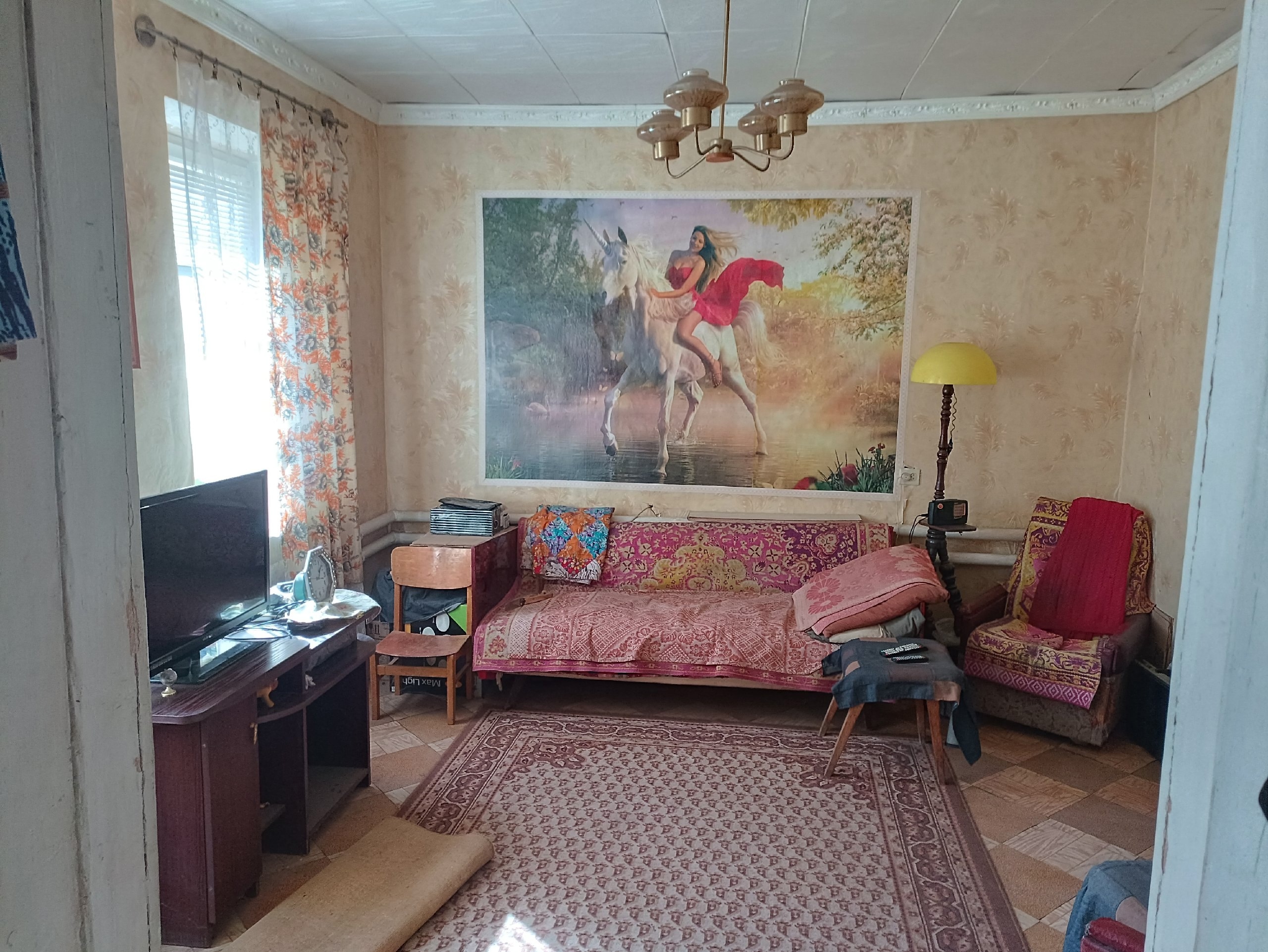 г. Алчевск Продаётся дом с индивидуальным отоплением по улице Куйбышева, район ( школы). Общая площадь 55 кв.м. В доме 3 комнаты, кухня, МП окна, газ, свет, центральное водоснабжение, санузел в доме и на улице, двор в плитке, жилое состояние. На территории дома имеются хоз.постройки: пристройка, сарай, летний...