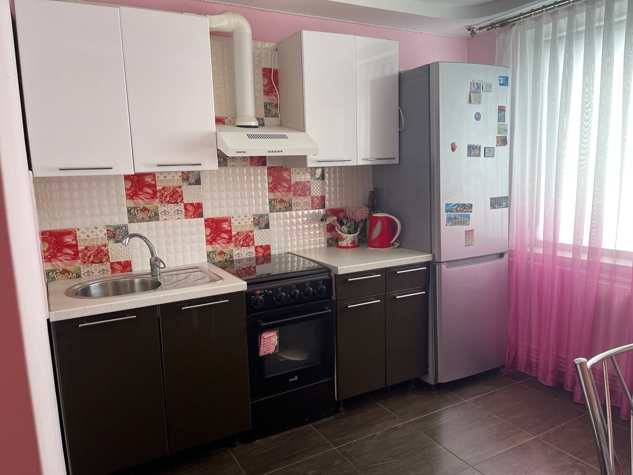 Продаётся 3 комнатная квартира в г.Антрацит, д.2 , 5/5. Крыша не течёт. Вода выкачивает на этаж очень хорошо. Автономное отопление.Улучшенная планиров...