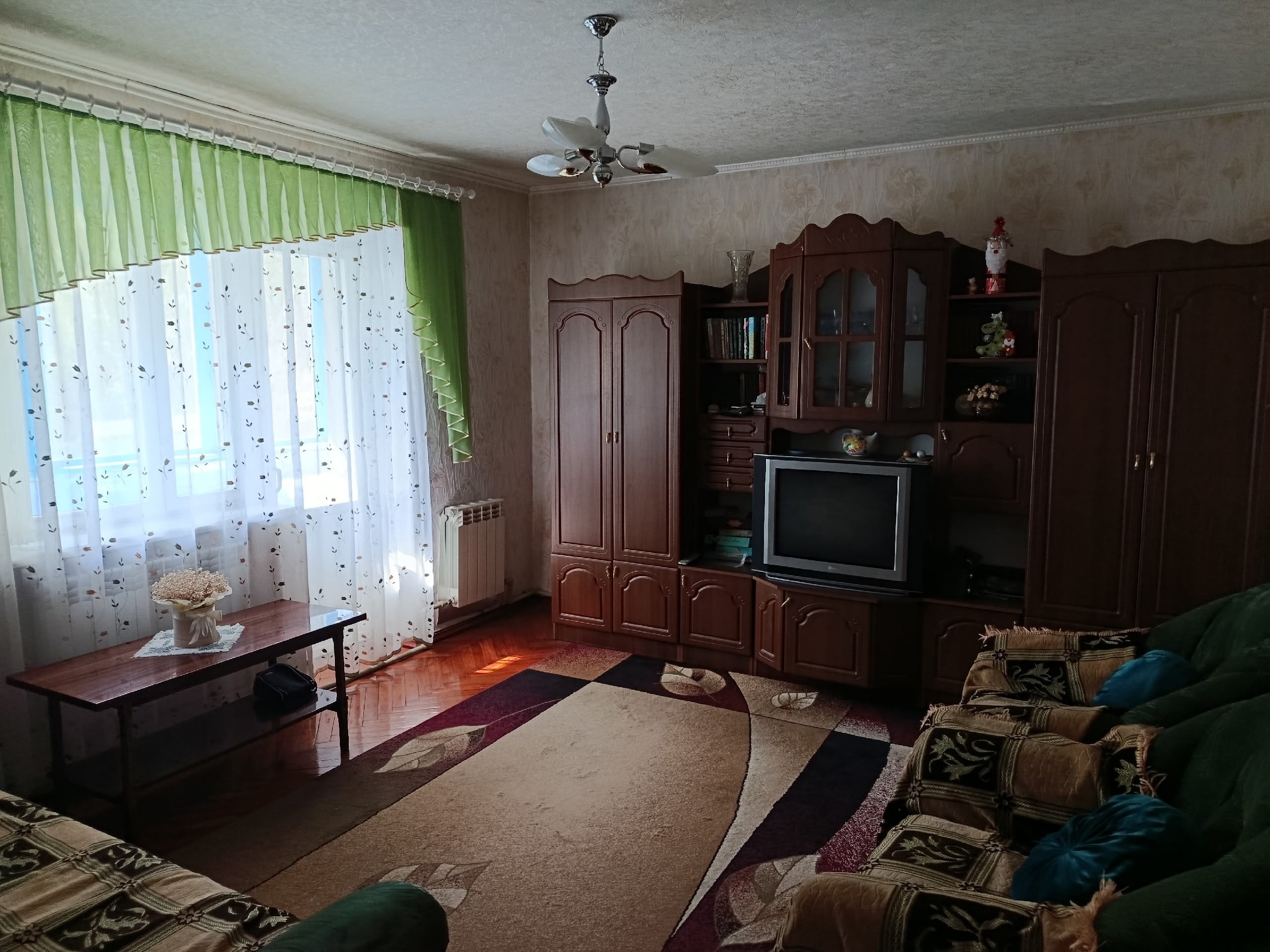 🏠 ПРОДАЕТСЯ 3-КОМНАТНАЯ КВАРТИРА В ЦЕНТРЕ ПЕРЕВАЛЬСКА 📍 Расположение ул. Перова — самый центр города! Рядом всё необходимое: школа, поликлиника, магазины, остановки. Идеально для семьи с детьми! 🔍 О квартире Общая площадь: 3 комнаты (просторные, светлые). Этаж: 1/5 (удобно заходить, невысоко). Ремонт: Совреме...