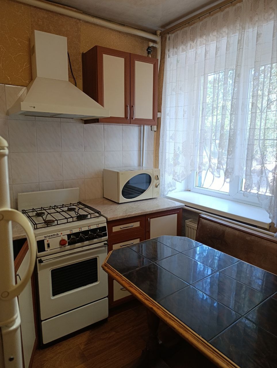 Продается 1 комнатная квартира гор. Щорса, 1/5 эт. кирпичного дома. Цена 4 200 000 руб. Общ. пл. 28,7 кв.м., кухня 5,6 кв.м. Жилое состояние, с/у совмещенный, автономное отопление, окна м/пл., решетки на окнах, новые радиаторы отопления. Мебель и техника остаются. В шаговой доступности школа, д/с, магазины, о...