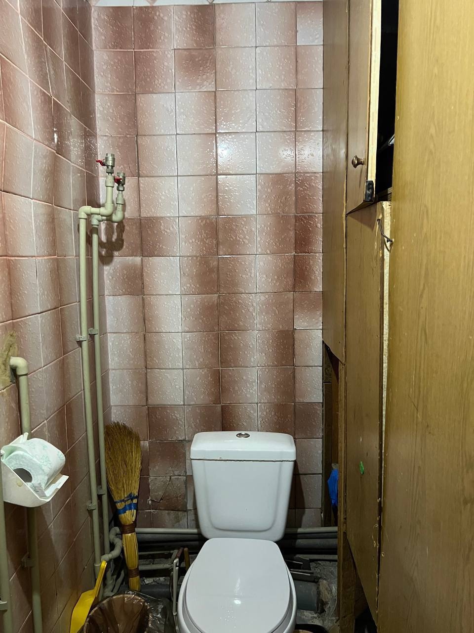 Продам 4-кк с АВТОНОМНЫМ ОТОПЛЕНИЕМ на кв Якира ( район маг. Универсам 1) 4 этаж 9-го дома. Дом полностью был отремонтирован в 2024 году. Общая площадь 80,4 м 2. В квартире жилое состояние. Окна и балконная рама м/п. Отличное месторасположение . Рядом остановка транспорта с очень хорошей развязкой, магазины, ...