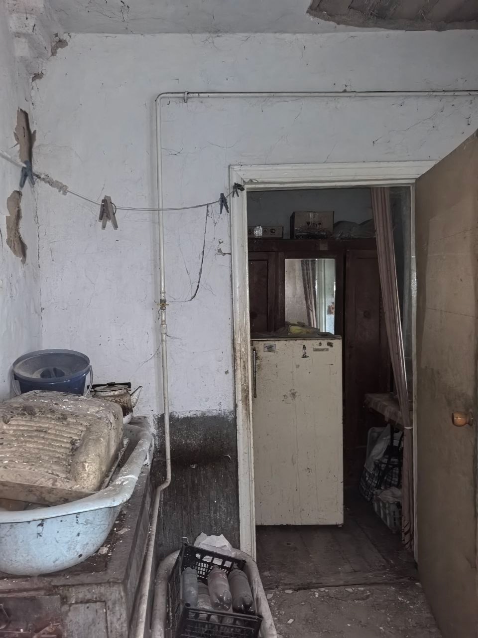 Продается дом пгт. Станица Луганская ул. Ломоносова. Цена 1 000 000 руб. На участке находится разрушенное домостроение общ. пл. 72.5 кв.м. Есть возможность подключения газа, воды, света. Рядом магазины, школа. До остановки общественного транспорта- 5-7 минут ходьбы. Участок 13 сот. (приват). . Тел.: Елена: +7...