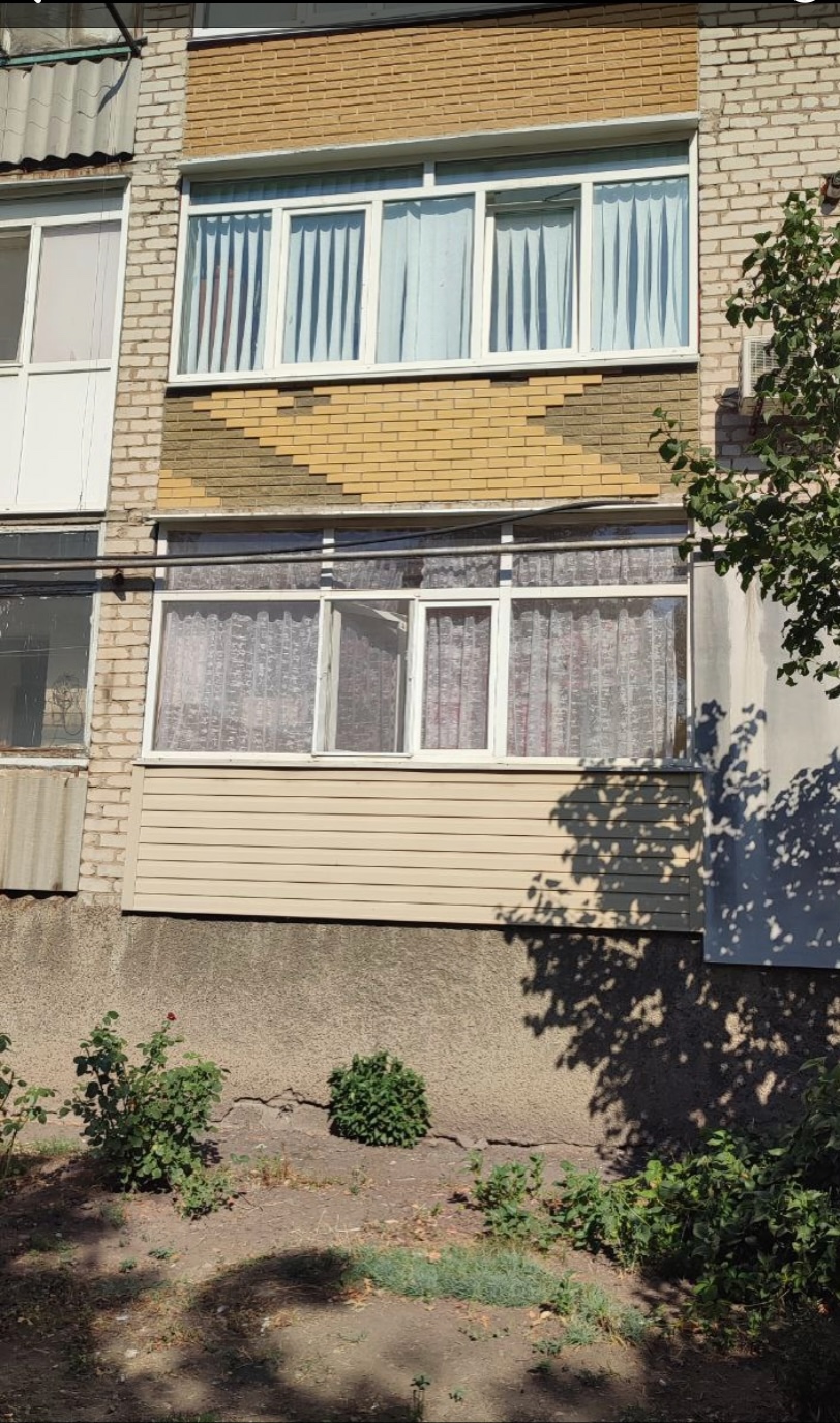 Продам 3х кв квартиру 65м кв в в центре города ул. Ленина 54,в лучшем районе города(дворянское гнездо),тихий уютный двор,детский сад,школа,рынок.2 этаж,две лоджии,одна с кухни большая,не угловая,теплая,с автономным отоплением,скважина,кондиционер,с отличным ремонтом,вся новая проводка,сантехника,натяжные пото...