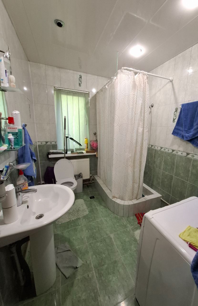 Продам дом в районе МРЭО (ул. Центральная) в г. Луганске. Площадь 160 м2 (жилая 96 м2). В доме 3 спальни, большая гостиная, кухня (10м2), санузел. Отопление - двухконтурный газовый котел. Мансардный этаж не зонирован. Участок 17 соток (приват). Дом 1986 года постройки, в 2011 выполнена реконструкция из качест...