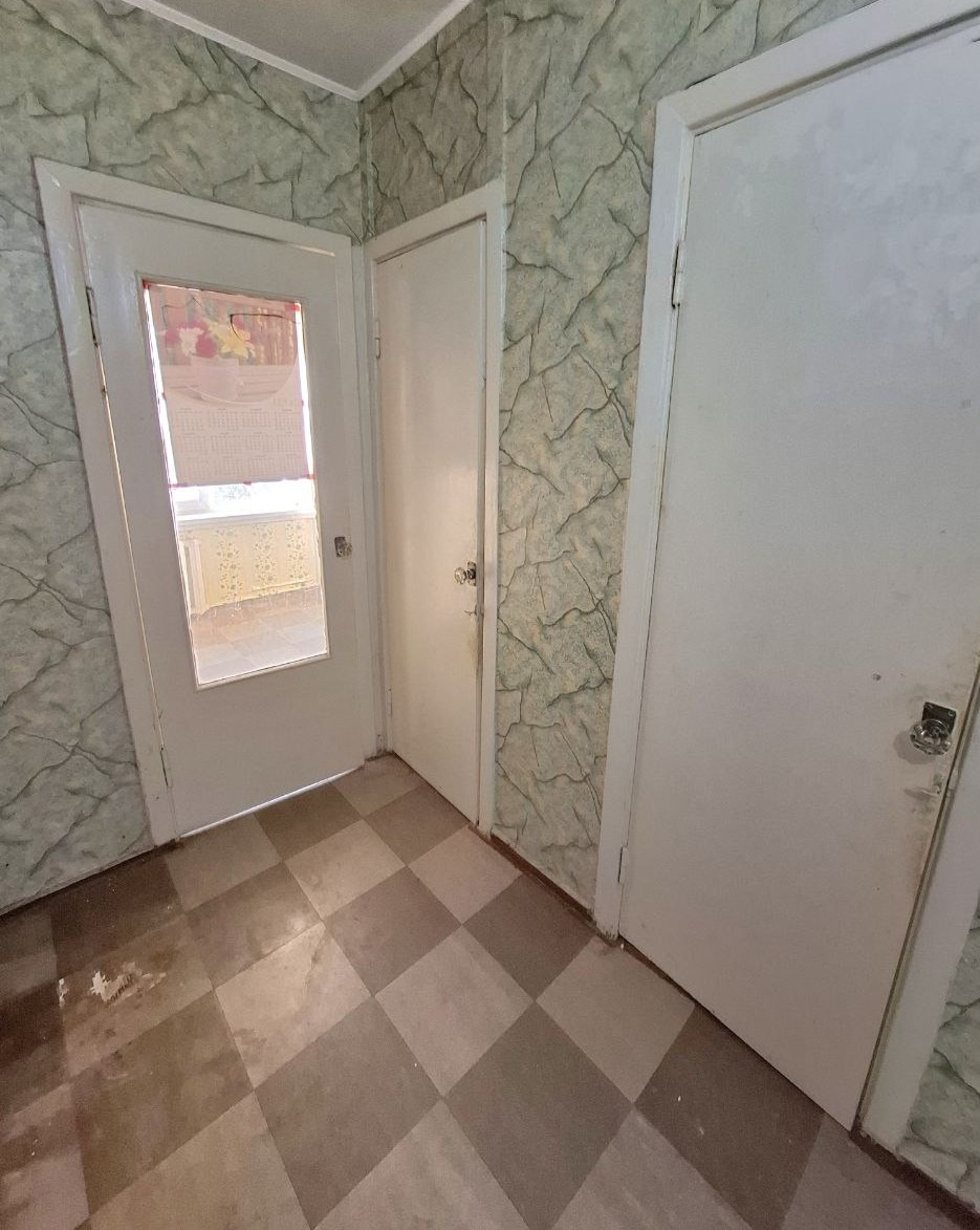 !!!!!! Продам 1-комн квартиру по ул. Брестская Жовтневого р-на г. Луганска (р-н з-да "Маршал") 6/9 эт., 31,8 кв.м общ.пл. Дом панельный. Квартира утеплена, кухня 6,7 кв.м., балкон не застеклён, МП окна, вода постоянно, лифт работает. Состояние жилое, всё остаётся. Хорошее расположение: школа, детски...